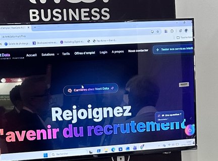 Écran du stand NextData au GITEX : « Rejoignez l'avenir du recrutement »