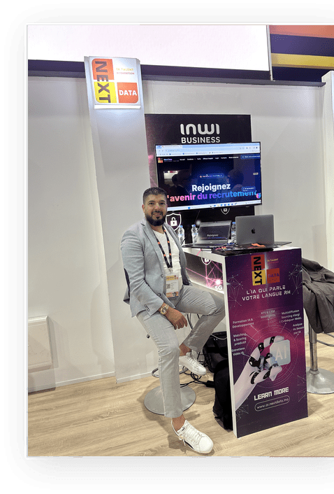Un membre de l'équipe NextData sur le stand NextData au GITEX
