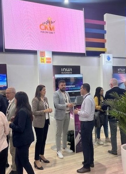 Échanges avec les visiteurs sur le stand NextData au GITEX
