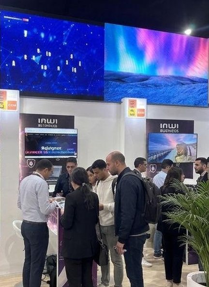 Visiteurs sur le stand NextData au GITEX