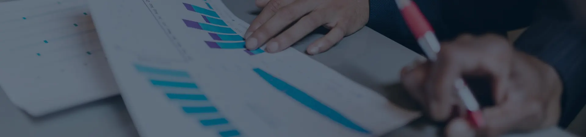 Graphiques en barres analysés à la main, illustration du baromètre des salaires Data et ML au Maroc