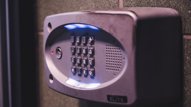 Photo : un clavier à code de contrôle d’accès fixé à un mur